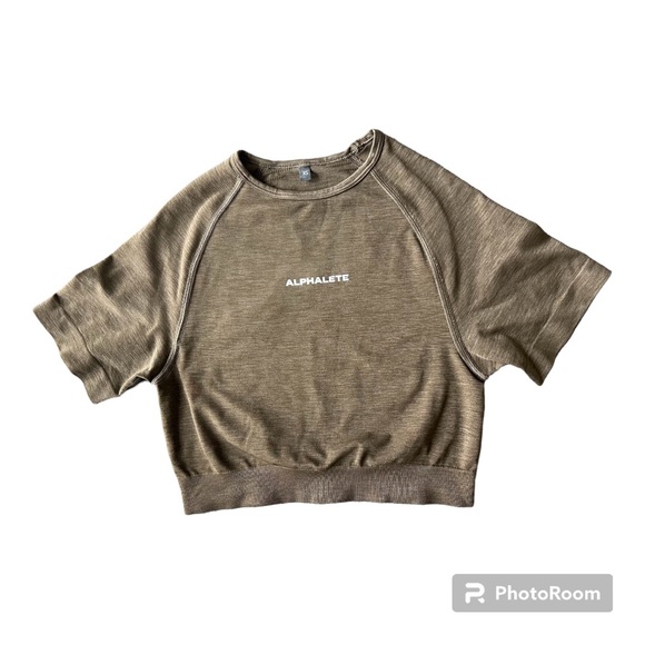 Alphalete Tops - Alphalete amplify crop top